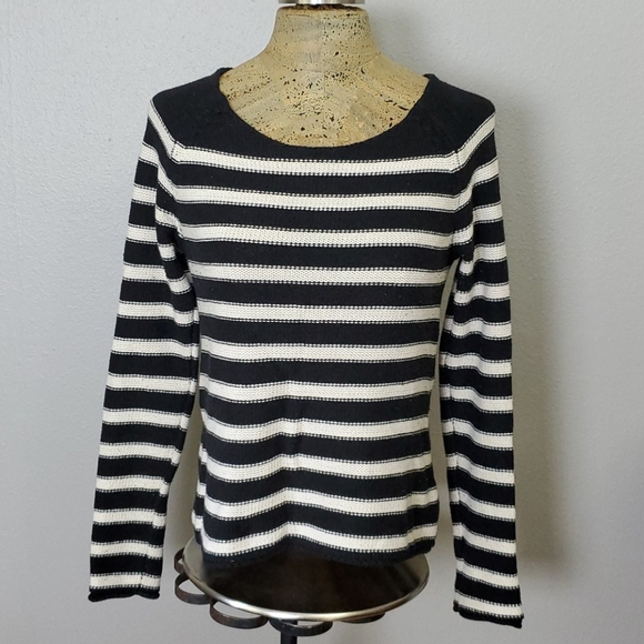 Old Navy Sweaters - ❤Old Navy lightweight sweater size M EUC